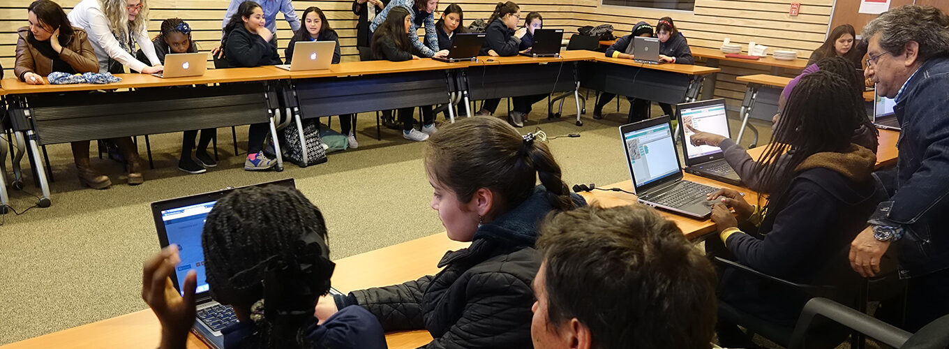 ALMA and AUI invite girls to program with the “Hour of Code”