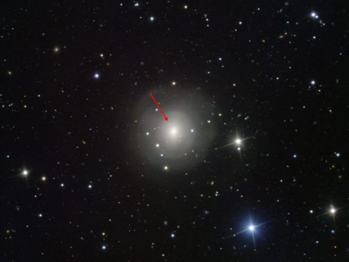 Esta imagen del instrumento VIMOS, instalado en el VLT (Very Large Telescope) de ESO en el Observatorio Paranal, en Chile, muestra la galaxia NGC 4993, situada a unos 130 millones años luz de la Tierra. La galaxia en sí no es inusual, pero contiene algo nunca antes visto, las secuelas de la explosión de un par estrellas de neutrones que se han fusionado, un raro acontecimiento llamado kilonova (señalada con una flecha). Esta fusión también produce ondas gravitacionales y rayos gamma, los cuales fueron detectados por LIGO-Virgo y Fermi/INTEGRAL respectivamente. Crédito: ESO