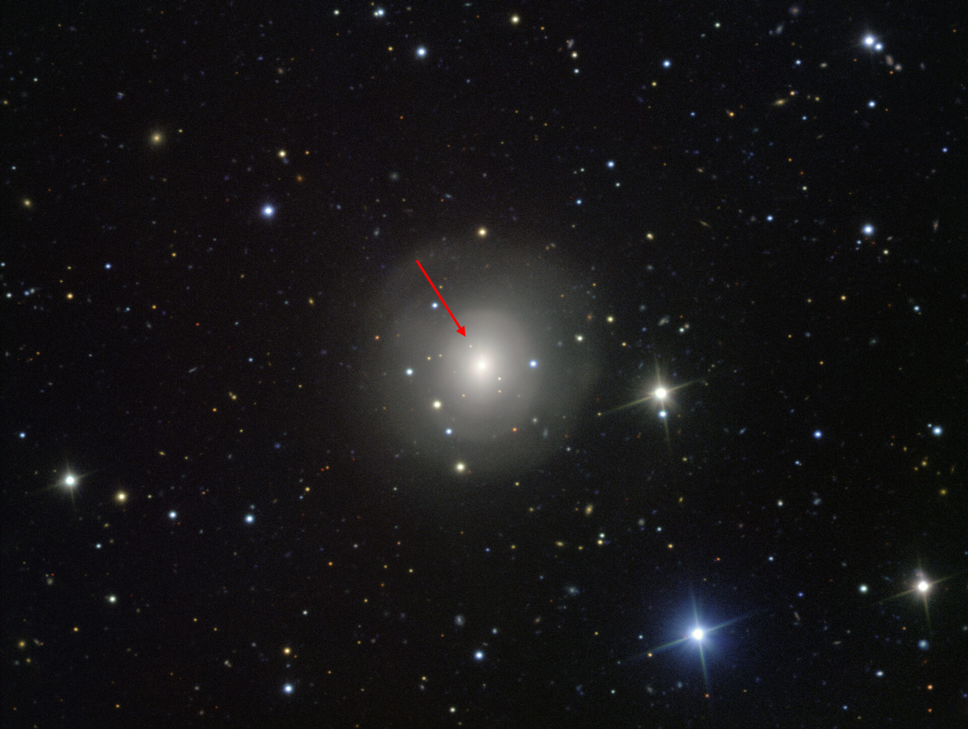 <p>Esta imagen del instrumento VIMOS, instalado en el VLT (Very Large Telescope) de ESO en el Observatorio Paranal, en Chile, muestra la galaxia NGC 4993, situada a unos 130 millones años luz de la Tierra. La galaxia en sí no es inusual, pero contiene algo nunca antes visto, las secuelas de la explosión de un par estrellas de neutrones que se han fusionado, un raro acontecimiento llamado kilonova (señalada con una flecha). Esta fusión también produce ondas gravitacionales y rayos gamma, los cuales fueron detectados por LIGO-Virgo y Fermi/INTEGRAL respectivamente.</p>
<p>Crédito: ESO</p>
