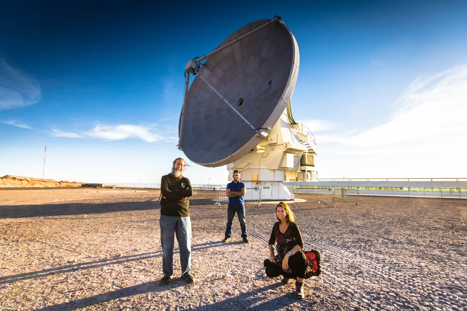 <p>Parte del equipo que participó de las observaciones de VLBI en ALMA. De izquierda a derecha: Geoff Crew, Ciriaco Goddi y Violette Impellizzeri. Crédito: Helge Rottman</p>
