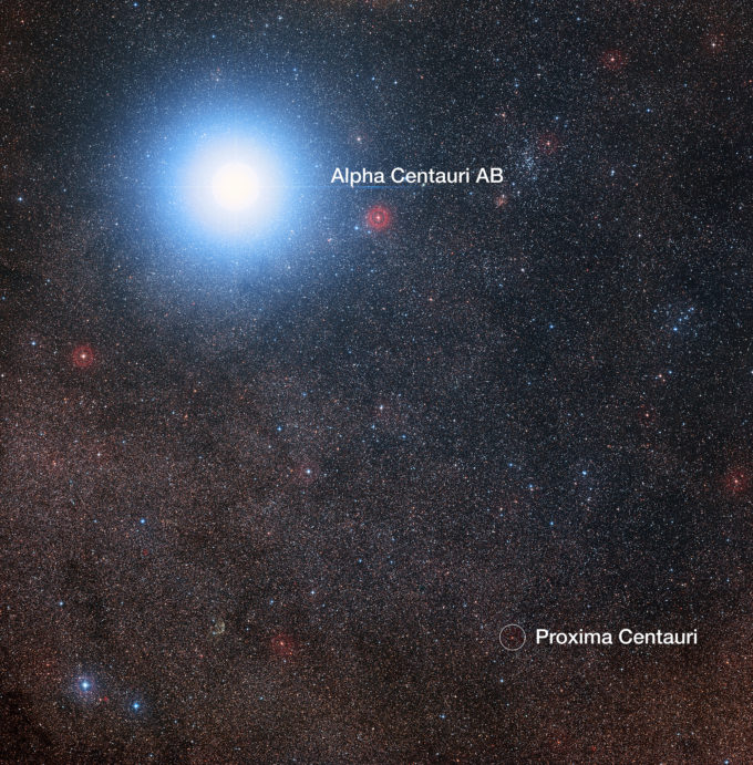 En esta imagen del cielo que rodea a la brillante estrella Alfa Centauri AB también vemos a Próxima Centauri, una estrella enana roja mucho más débil que es, además, la estrella más cercana al Sistema Solar. El montaje fue creado a partir de imágenes que forman parte del sondeo Digitized Sky Survey 2. El halo azul alrededor de Alfa Centauri AB es un artefacto del proceso fotográfico, en realidad la estrella es de color amarillo pálido, como el Sol. Crédito: Digitized Sky Survey 2 | Reconocimiento: Davide De Martin/Mahdi Zamani