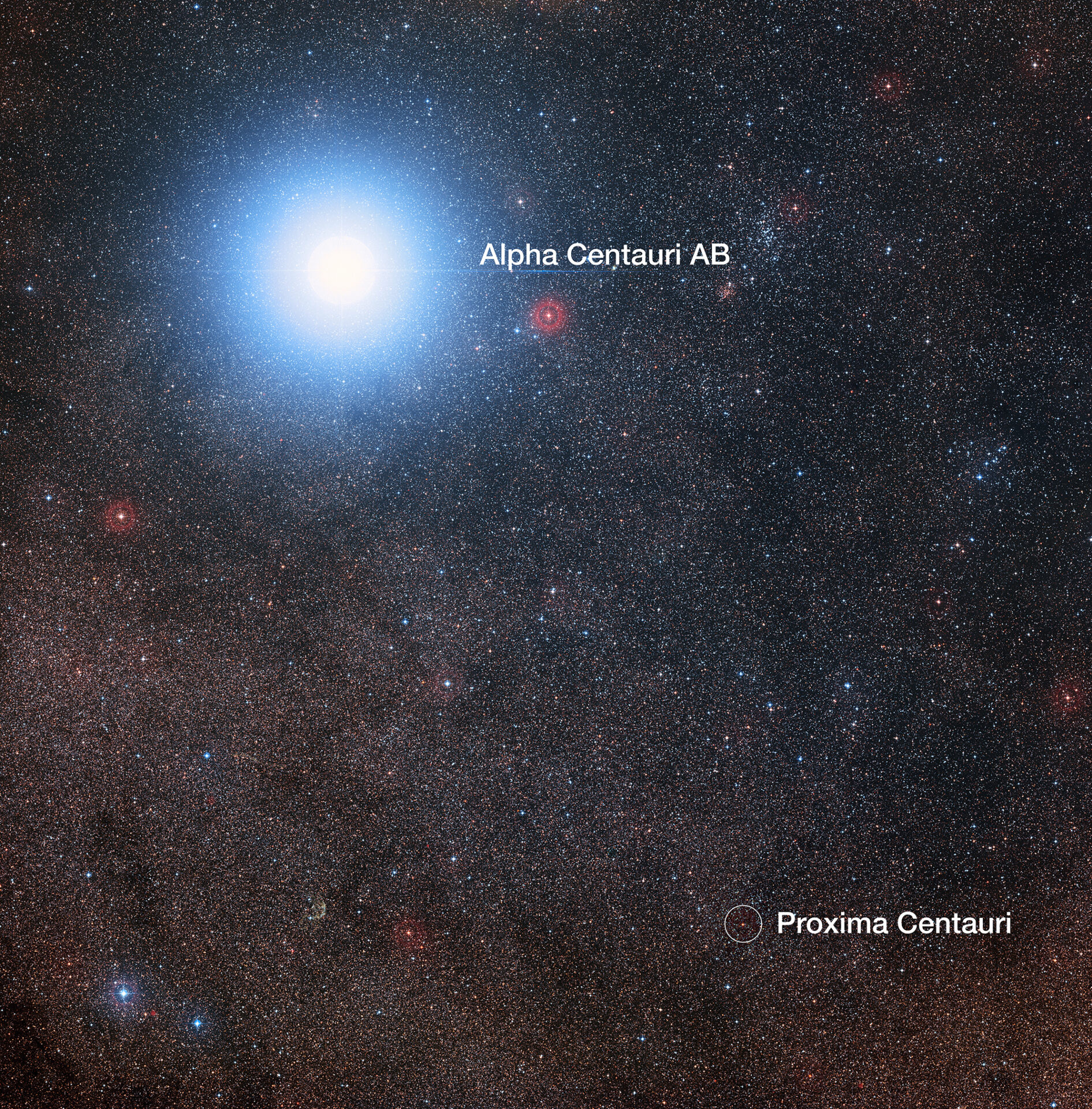 <p>En esta imagen del cielo que rodea a la brillante estrella Alfa Centauri AB también vemos a Próxima Centauri, una estrella enana roja mucho más débil que es, además, la estrella más cercana al Sistema Solar. El montaje fue creado a partir de imágenes que forman parte del sondeo Digitized Sky Survey 2. El halo azul alrededor de Alfa Centauri AB es un artefacto del proceso fotográfico, en realidad la estrella es de color amarillo pálido, como el Sol. Crédito: Digitized Sky Survey 2 | Reconocimiento: Davide De Martin/Mahdi Zamani</p>
