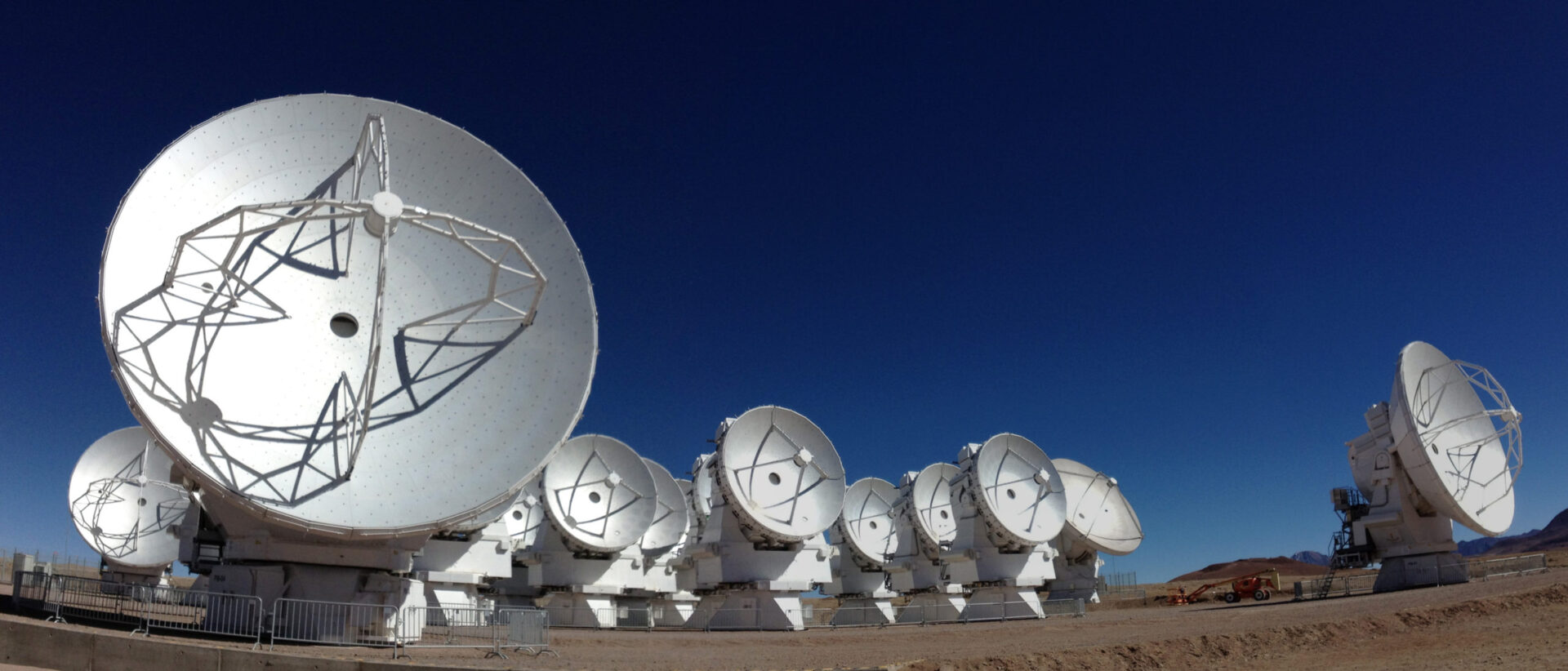 Grupo de antenas del Morita Array en ALMA. Créditos: ALMA (ESO/NAOJ/NRAO)