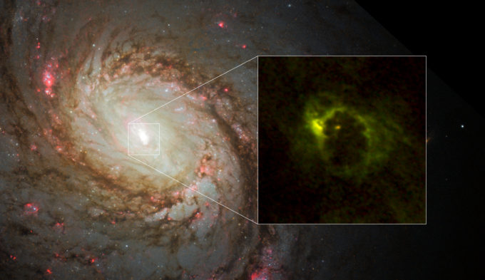 Área central de la galaxia espiral M77. El telescopio espacial Hubble de NASA/ESA obtuvo imágenes de la distribución del gas. ALMA reveló la distribución del gas en el centro de la galaxia, y detectó la presencia de una estructura en forma de herradura con un radio de 700 años luz y una estructura central compacta con un radio de 20 años luz. La segunda estructura es el toroide de gas que rodea el núcleo galáctico activo. El rojo corresponde a la emisión del ión formilo (HCO+) y el verde muestra la emisión de ácido cianhídrico. Créditos: ALMA (ESO/NAOJ/NRAO), Imanishi et al., telescopio espacial Hubble NASA/ESA y A. van der Hoeven