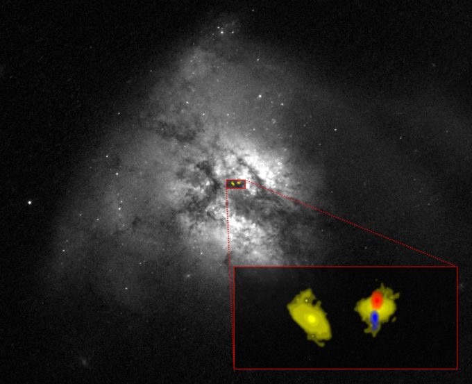 Imagen de los núcleos de Arp 220 generada con ALMA superpuesta a una imagen del telescopio espacial Hubble. Los dos núcleos (en amarillo), opacados por el polvo en longitudes de onda visibles, fueron observados con ALMA. El equipo de investigación detectó un chorro bipolar emanado del núcleo occidental y calculó su velocidad. En rojo se aprecia la sección norte del chorro, donde las partículas se desplazan en sentido opuesto a la Tierra. En azul se aprecia la sección sur, donde las partículas se desplazan hacia la Tierra. Créditos: L. Barcos-Muñoz, N. Lira, J. Pinto - ALMA (NRAO/NAOJ/ESO) / telescopio espacial Hubble - (NASA/ESA)