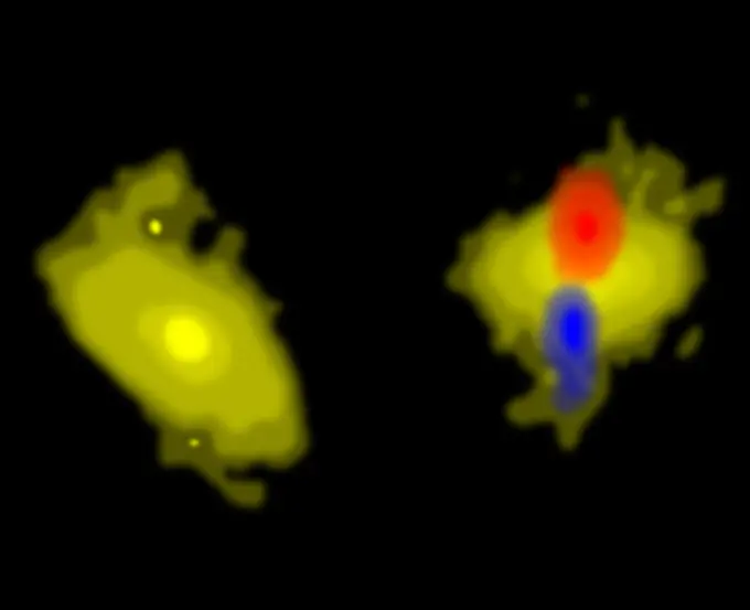 Imagen de los núcleos de Arp 220 generada por ALMA. Los dos núcleos (en amarillo) opacados por el polvo en longitudes de onda visibles, fueron observados con ALMA. El equipo de investigación detectó un chorro bipolar emanado del núcleo occidental y calculó su velocidad. En rojo se aprecia la sección norte del chorro, donde las partículas se desplazan en sentido opuesto a la Tierra. En azul se aprecia la sección sur, donde las partículas se desplazan hacia la Tierra. Créditos: L. Barcos-Muñoz, N. Lira, J. Pinto - ALMA (NRAO/NAOJ/ESO)