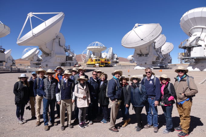 Parte de la delegación del Congreso de Estados Unidos que visitó el sitio de operaciones del conjunto de antenas de ALMA, a 5.000 metros de altitud, en el llano de Chajnantor. Crédito: D. Vidal, - ALMA (ESO/NAOJ/NRAO)