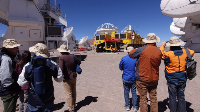 Parte de la delegación del Congreso de Estados Unidos que visitó el sitio de operaciones del conjunto de antenas de ALMA, a 5.000 metros de altitud, en el llano de Chajnantor. Crédito: D. Vidal, - ALMA (ESO/NAOJ/NRAO)
