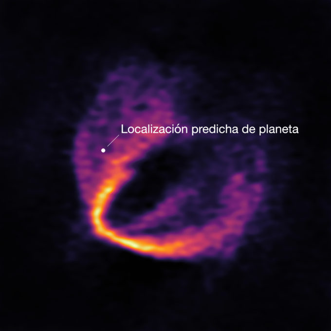 ALMA ha proporcionado evidencias convincentes de que hay tres jóvenes planetas orbitando alrededor de la estrella HD 163296. Usando una nueva técnica de búsqueda de planetas, los astrónomos identificaron tres perturbaciones en el disco de gas que hay alrededor de la joven estrella: se trata de la evidencia más fuerte hallada hasta el momento de que está siendo orbitada por tres planetas recién formados. Son considerados los primeros planetas descubiertos con ALMA. Esta imagen muestra parte del conjunto de datos de ALMA en una longitud de onda y revela un claro "estrechamiento" en el material, que indica claramente la presencia de uno de los planetas. El lugar donde se predice la ubicación del planeta está marcado con un punto azul. Crédito: ESO, ALMA (ESO/NAOJ/NRAO); Pinte et al.