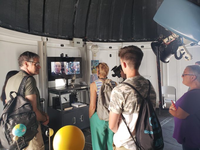 Un grupo de visitantes del museo conversa con Juan Cortés, astrónomo de operaciones en ALMA. Crédito: Rebecca Ljungren (Museo Aeroespacial Nacional Smithsonian).