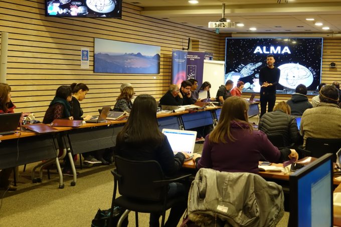 El astrónomo de ALMA José Gallardo compartió una mañana completa con profesores del taller GTTP en Santiago. Crédito: S. Cabezón (AUI/NRAO/NSF)