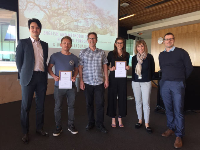 Ambos profesores, Oscar Añasco y Josefina Ruiz Tagle recibieron la certificación por su participación en el programa de la Universidad de Queensland, Australia. Crédito: C. Rasse - U. de Queensland