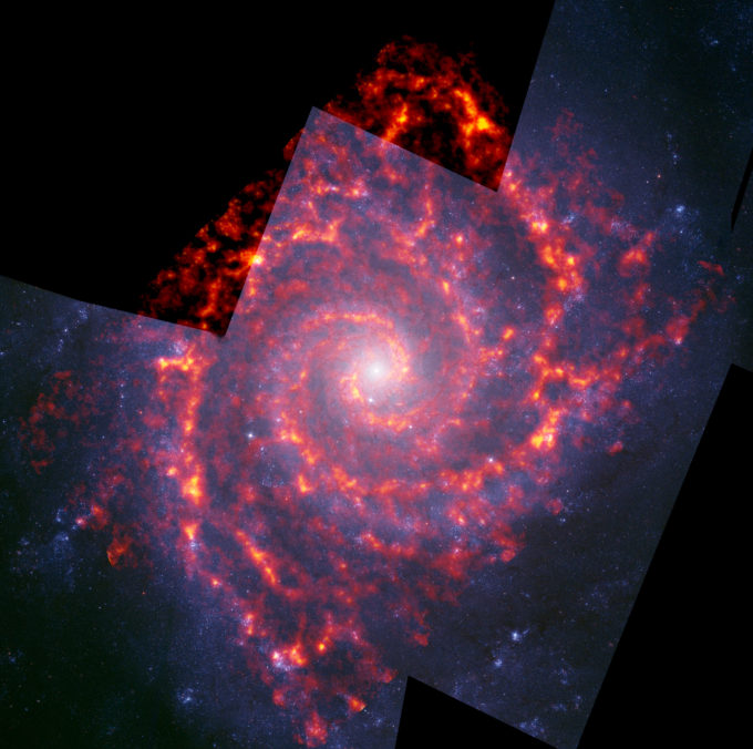 Imagen compuesta por ALMA (naranjo) y el Telescopio Espacial Hubble (azul) de NGC 628, también conocida como Messier 74. Una galaxia espiral en la constelación de Piscis, localizada aproximadamente a 32 millones de años luz de la Tierra. Esta imagen fue generada como parte del estudio PHANGS-ALMA para investigar las propiedades de las nubes de formación estelar en galaxias espirales. Crédito: NRAO/AUI/NSF, B. Saxton: ALMA (ESO/NAOJ/NRAO); NASA/Hubble