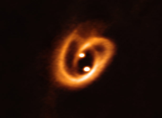 El conjunto ALMA (Atacama Large Millimeter/submillimeter Array) captó esta imagen sin precedentes de dos discos circunestelares en los que están creciendo dos estrellas bebé, alimentadas con el material del disco circundante que ha dado lugar a su nacimiento. La compleja red de estructuras de polvo distribuidas en formas espirales recuerda a los bucles de un pretzel. Estas observaciones arrojan nueva luz sobre las primeras fases de la vida de las estrellas y ayudan a los astrónomos a determinar las condiciones en las que nacen las estrellas binarias. Crédito: ALMA (ESO/NAOJ/NRAO), Alves et al.