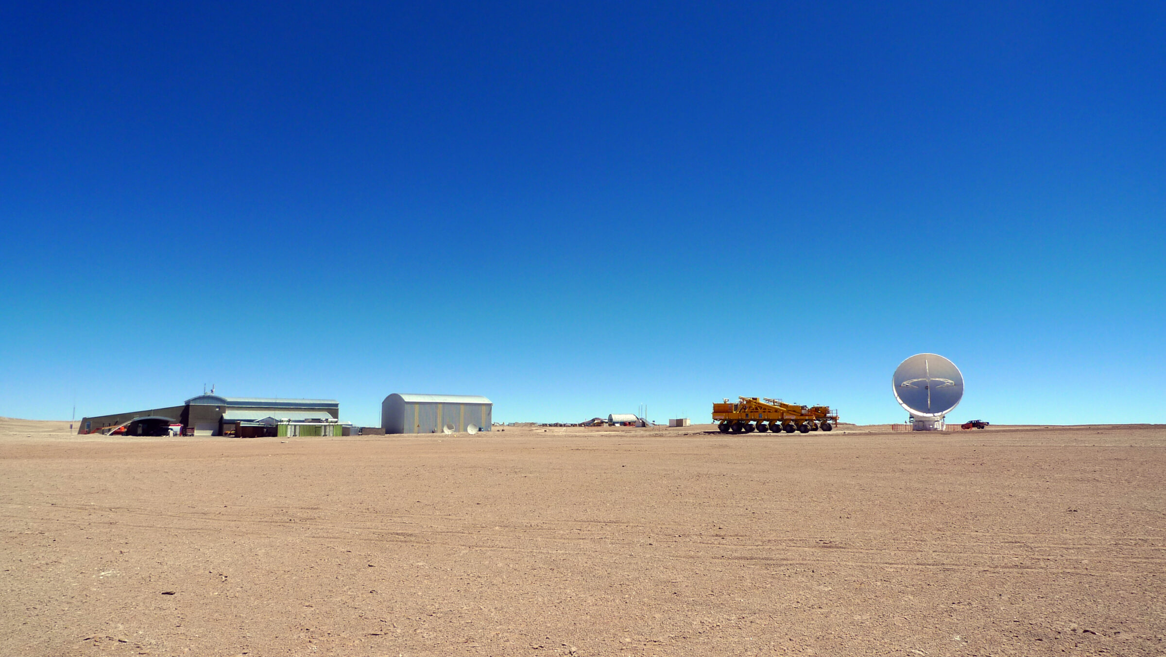 El transportador de ALMA y una antena