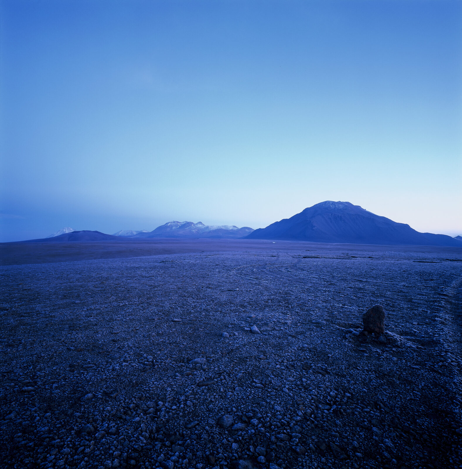 La luz azul de la mañana sobre Chajnantor