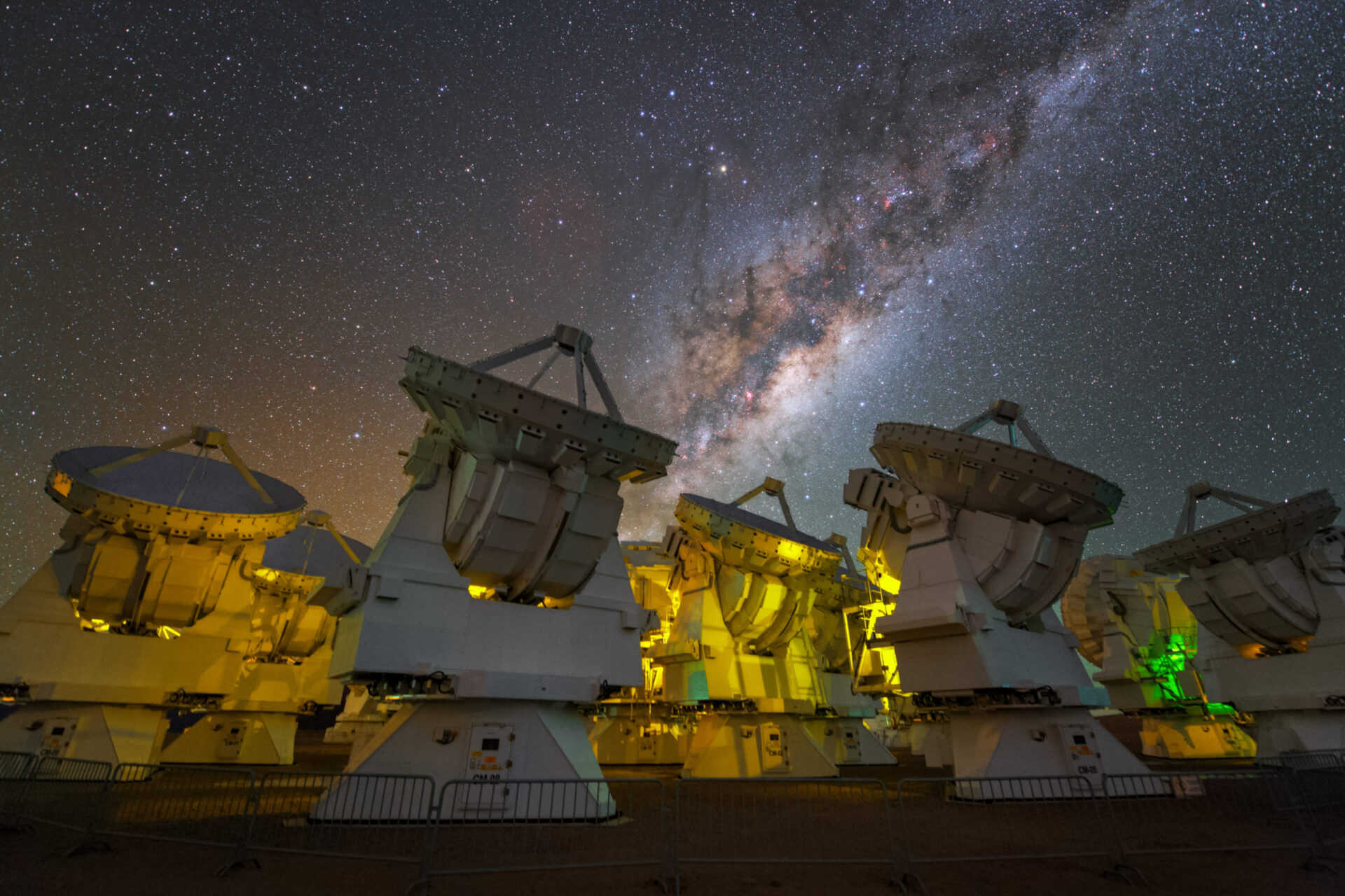 La impresionante Vía Láctea sobre las antenas en el Observatorio ALMA.