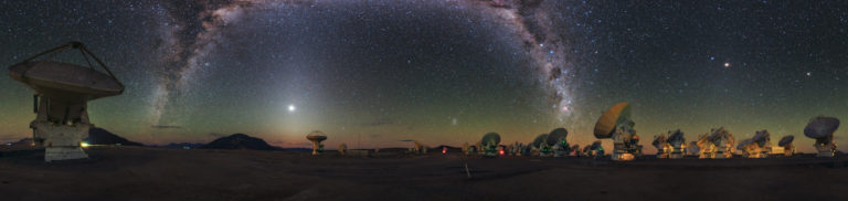 En esta imagen panorámica tomada por Babak Tafreshi — miembro de la expedición ultra HD de ESO — las antenas del Observatorio ALMA aparecen en la panorámica de la Vía Láctea, arqueándose como un arcoíris galáctico del polvo y estrellas sobre el llano de Chajnantor, en los Andes chilenos.© B. Tafreshi (ESO)