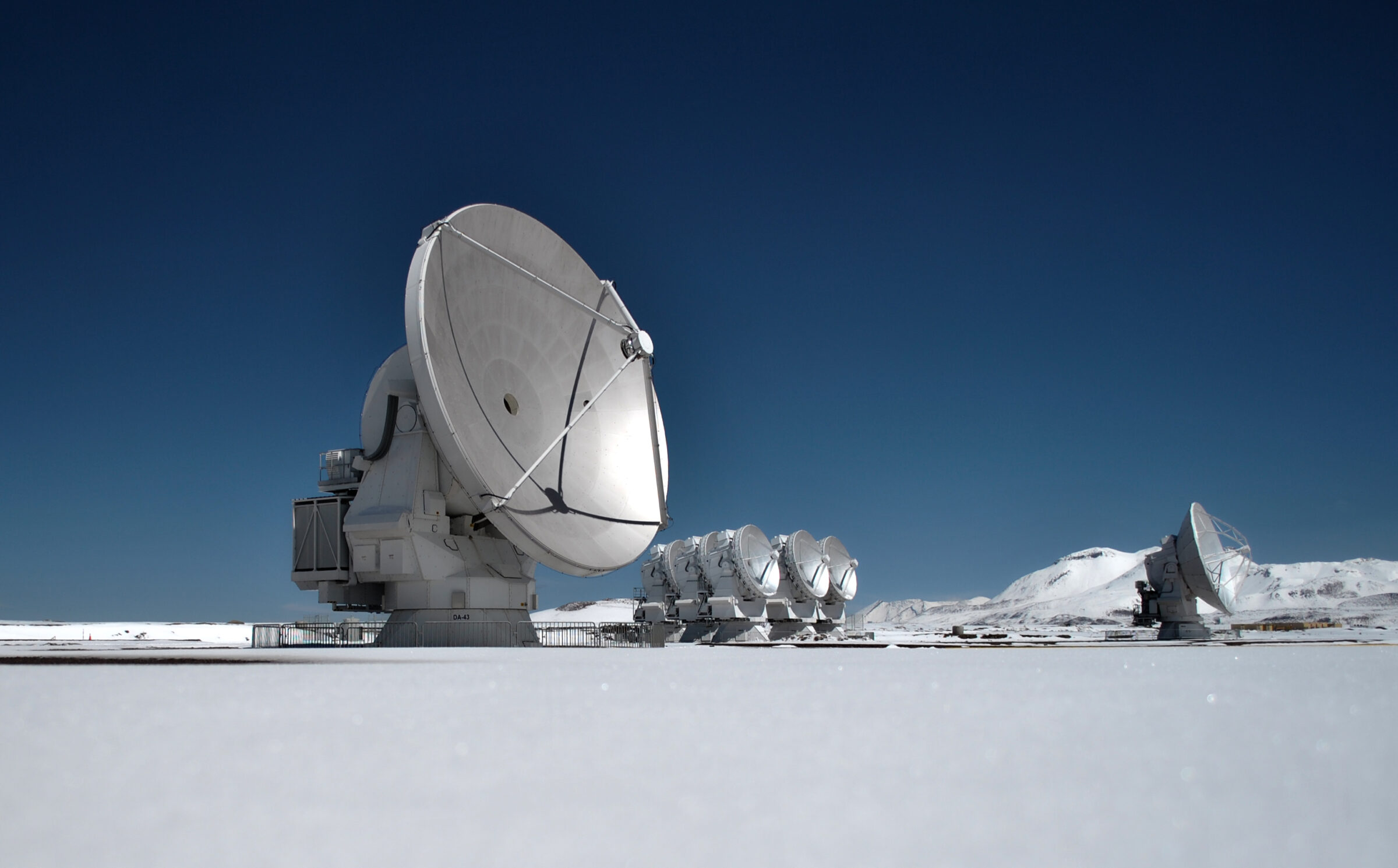 Una mezcla de antenas de 12 metros y 7 metros