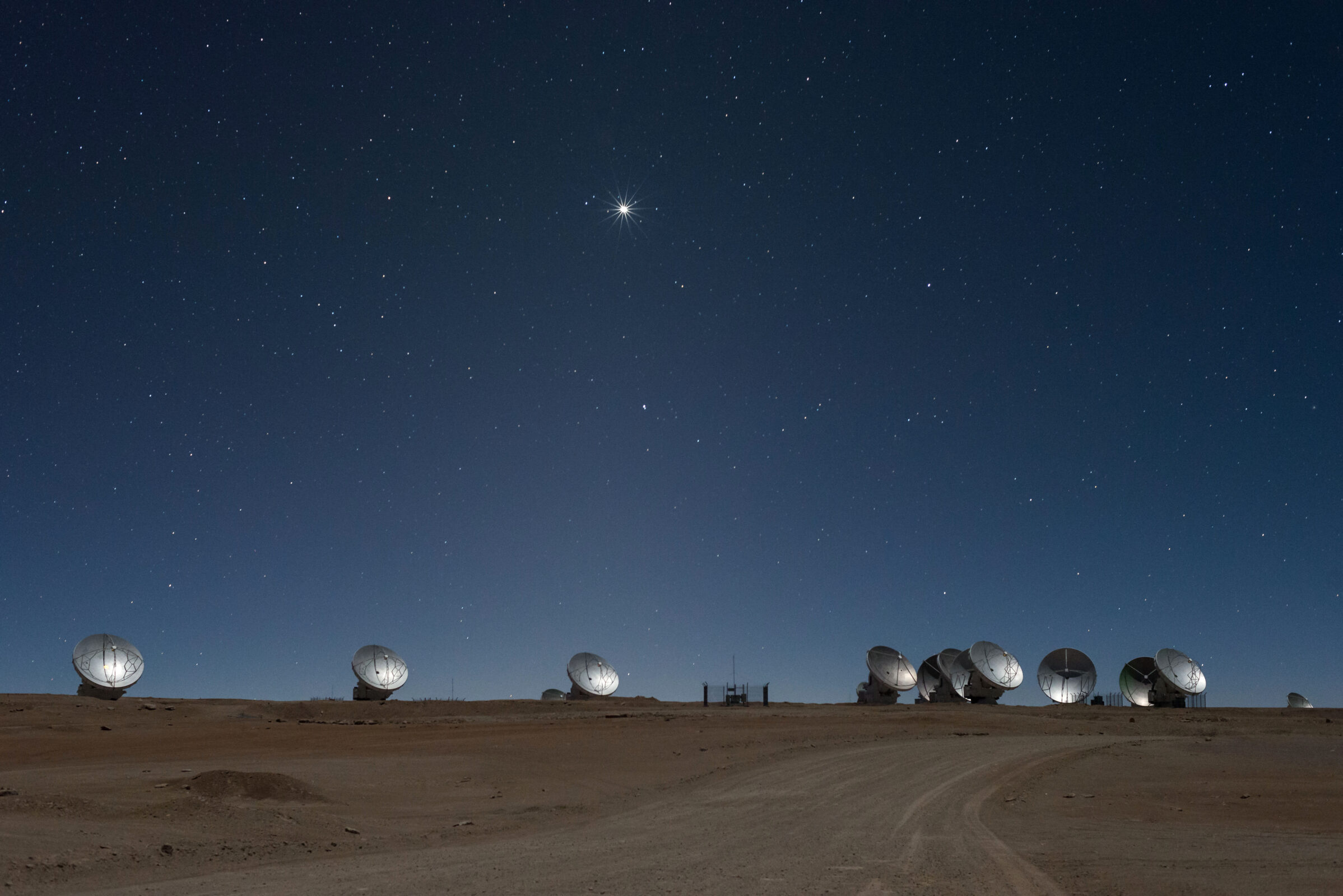 Los discos de 12 metros de diámetro de las antenas de ALMA