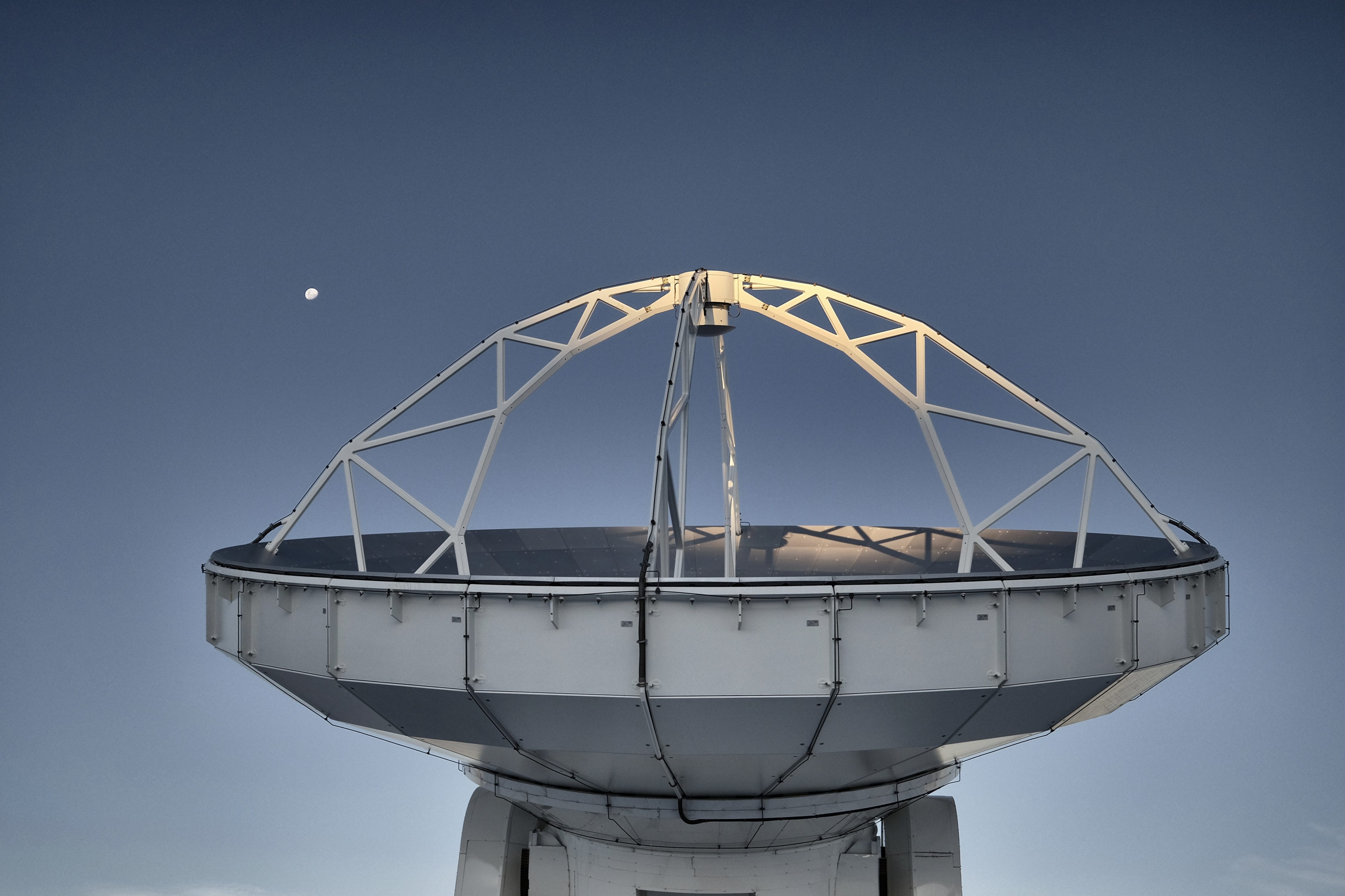 American antenna working under the moon