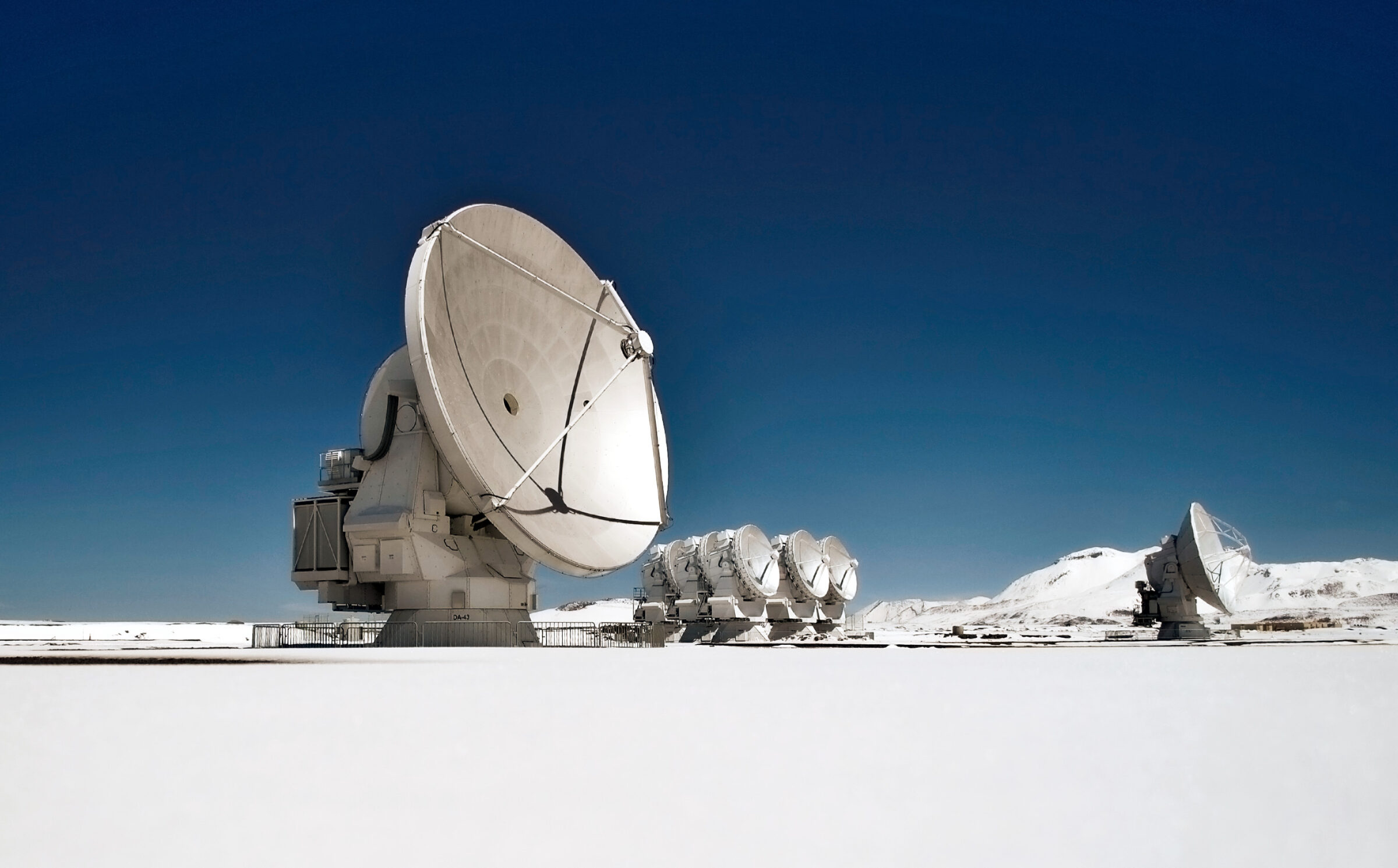 Varias antenas que forman parte de ALMA