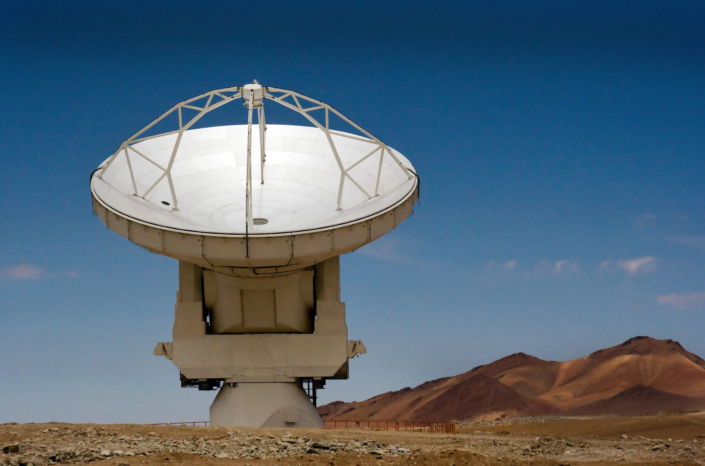 An ALMA antenna on Chajnantor