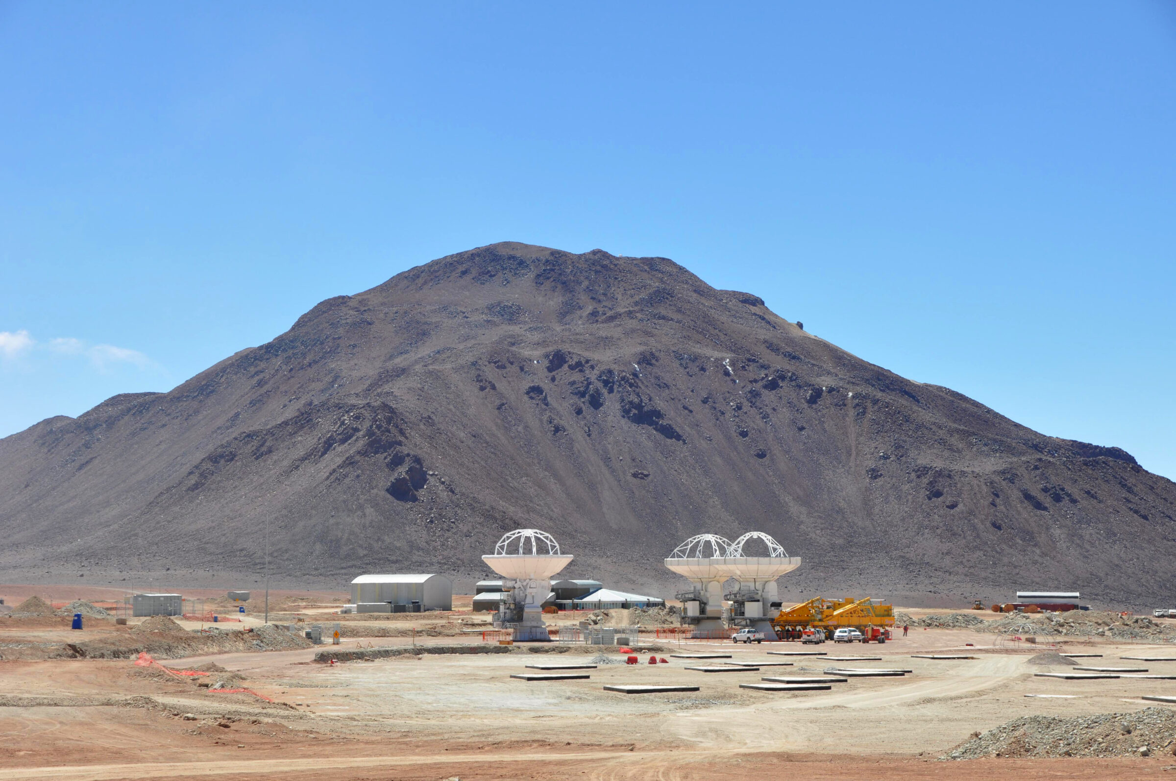 Three antennas positioned on Chajnantor