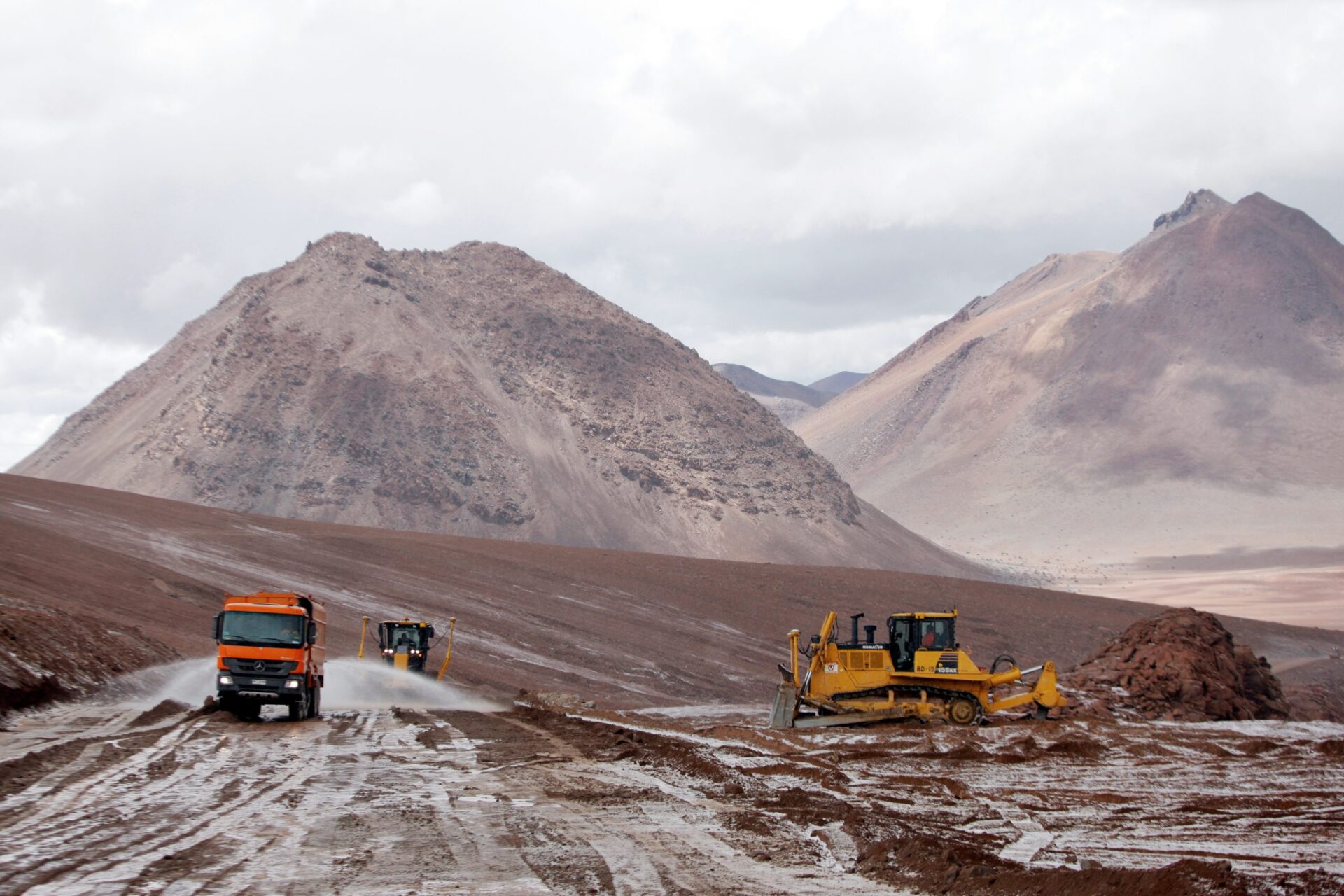 Construction of roads in Chajnantor