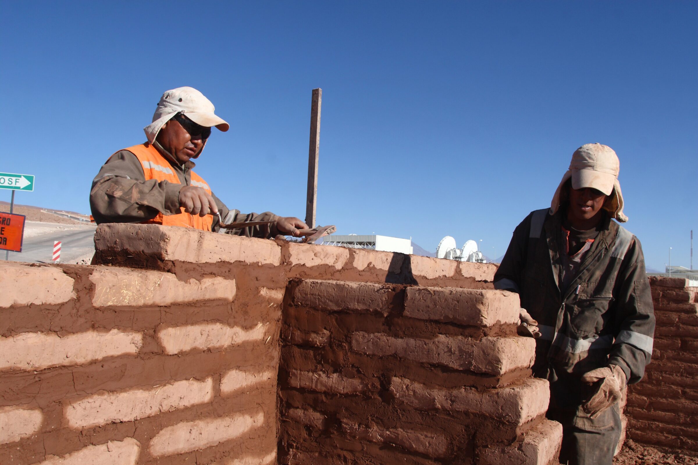 Algunos de los muros del OSF fueron construidos siguiendo la técnica atacameña del adobe