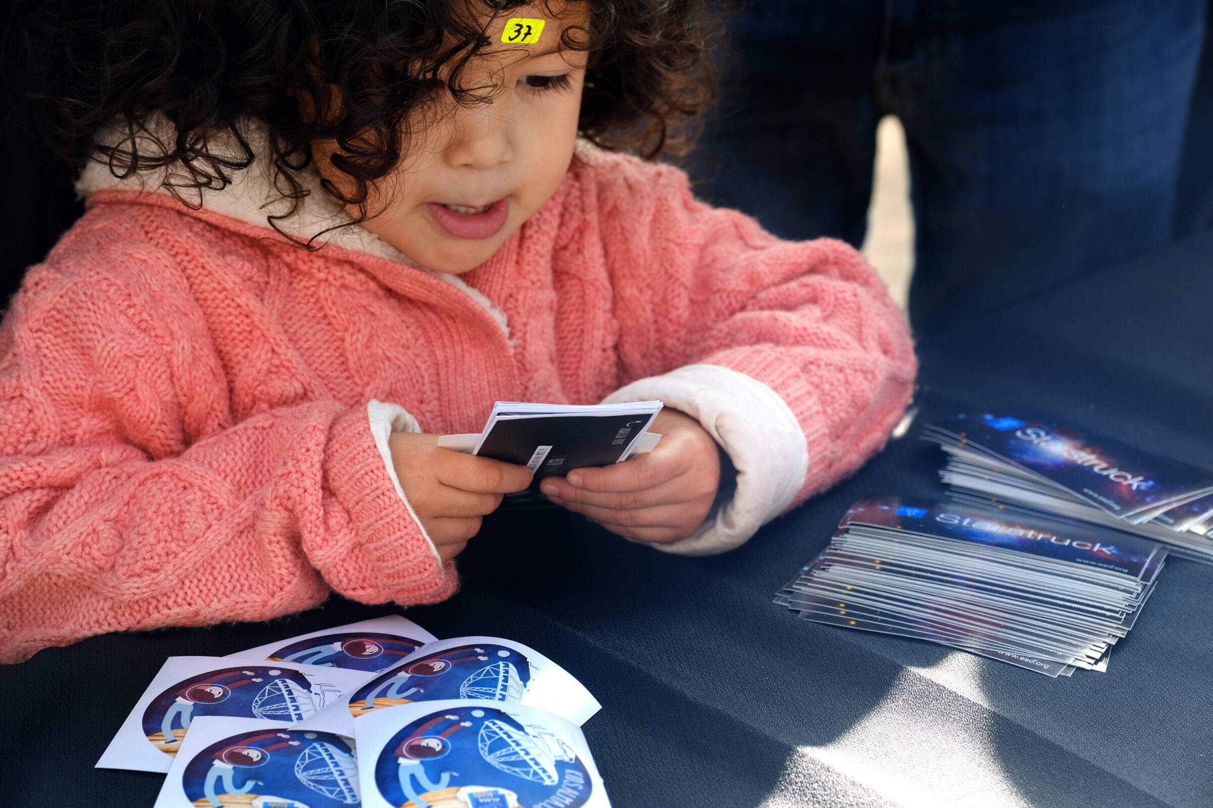 Una pequeña niña conoce a “Talma”