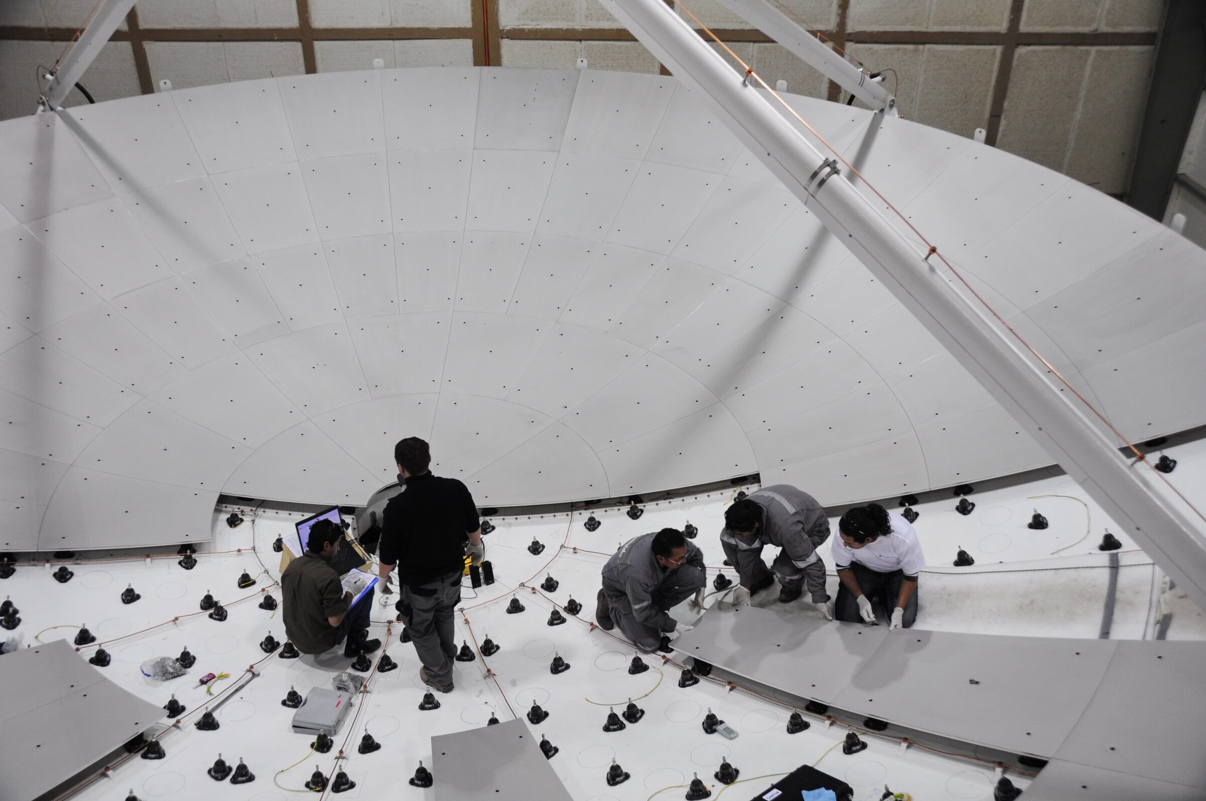 Ingenieros instalando los paneles