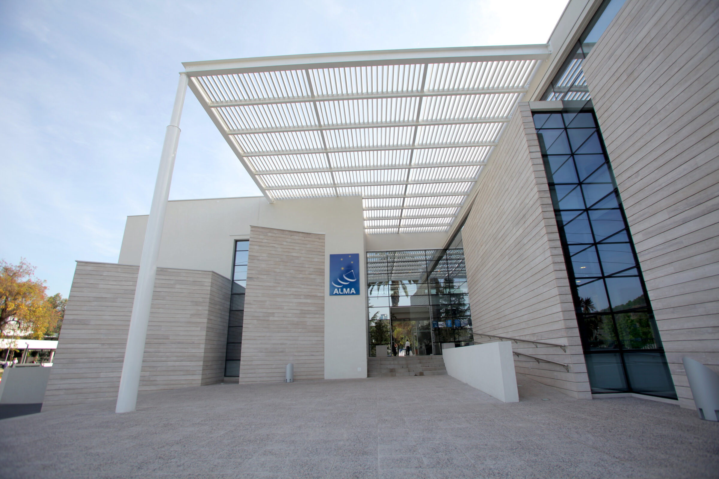 La entrada principal a la sede de ALMA