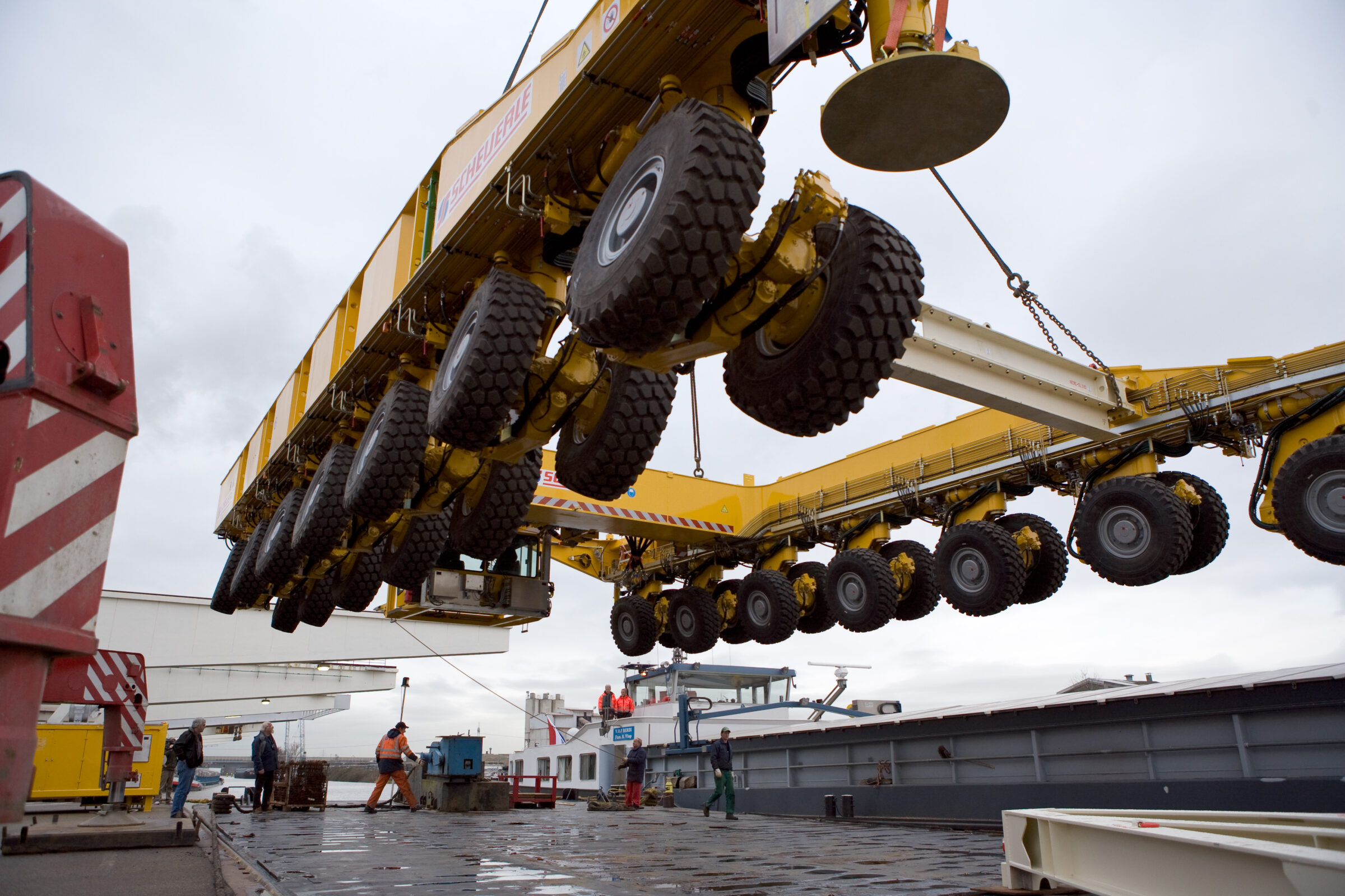 Dos transportadores de antena de ALMA, Otto y Lore