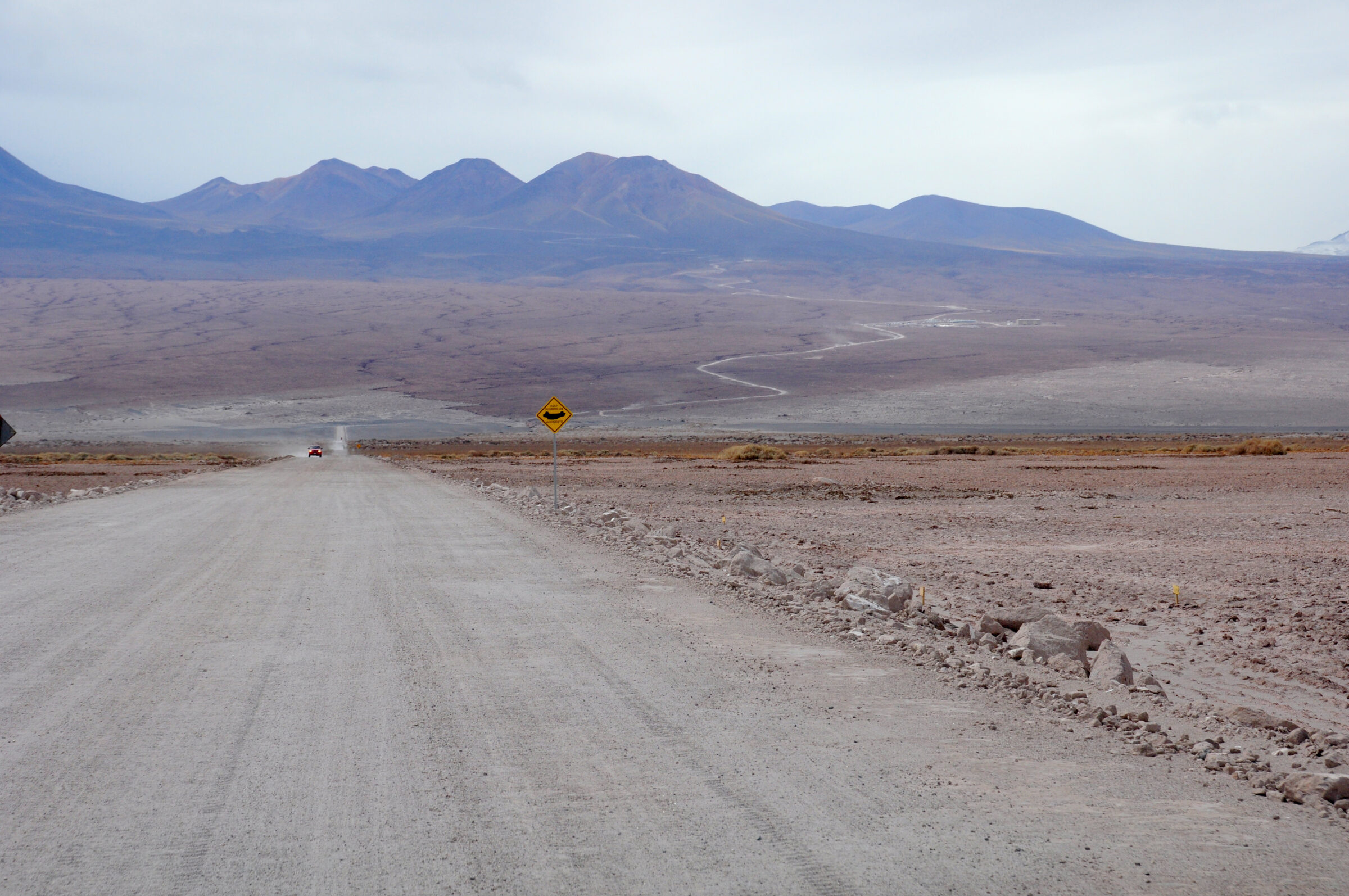 El camino que conecta la entrada de ALMA a la OSF