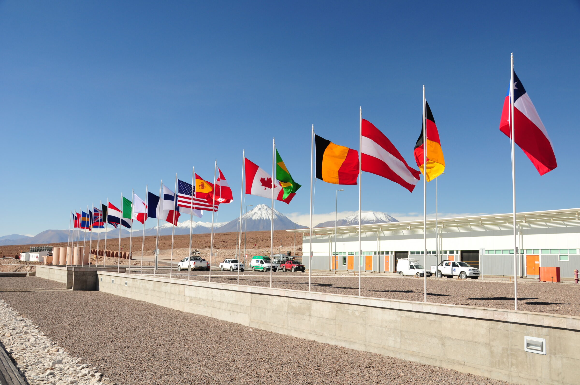 Banderas de los estados miembros de ESO, NAOJ y NRAO en el OSF