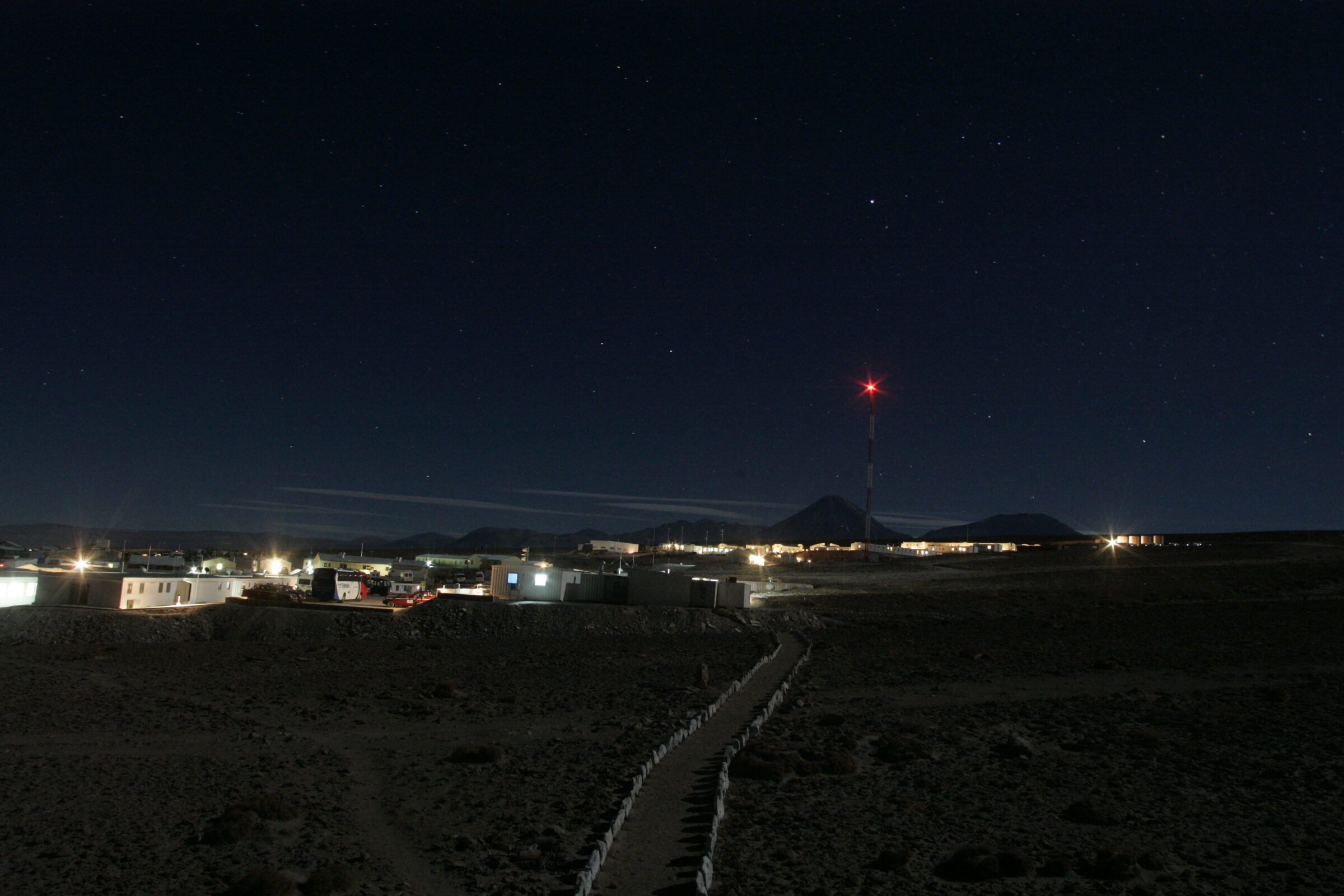 Vista nocturna del antiguo campamento base de ALMA