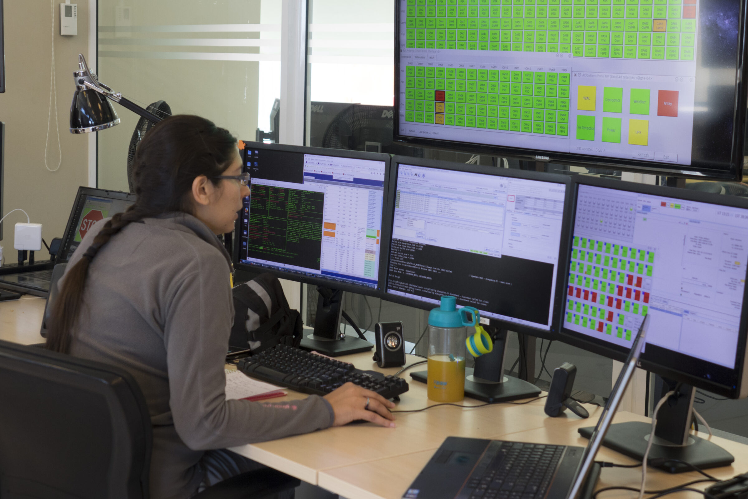 Operadora de antena en la sala técnica de OSF
