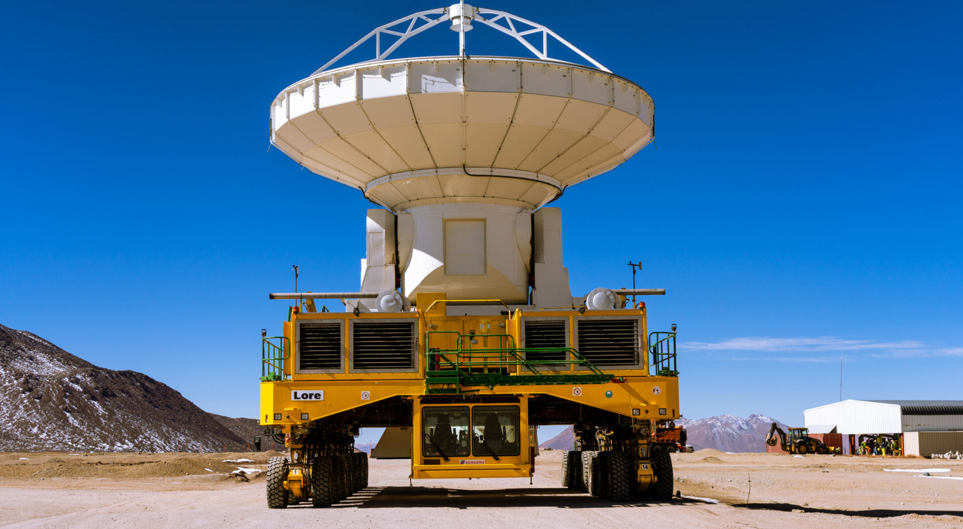 Lore carrying an American antenna