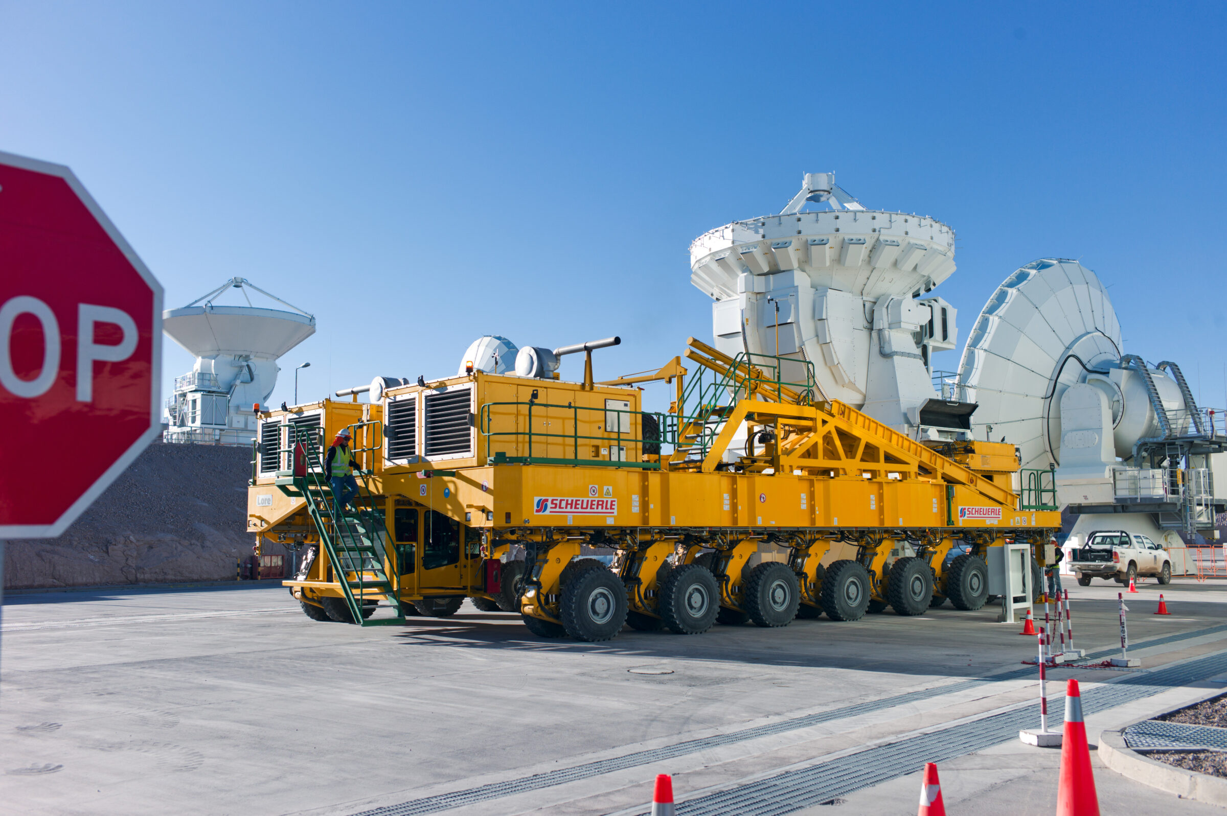 Transport of a 7-meter diameter Japanese antenna