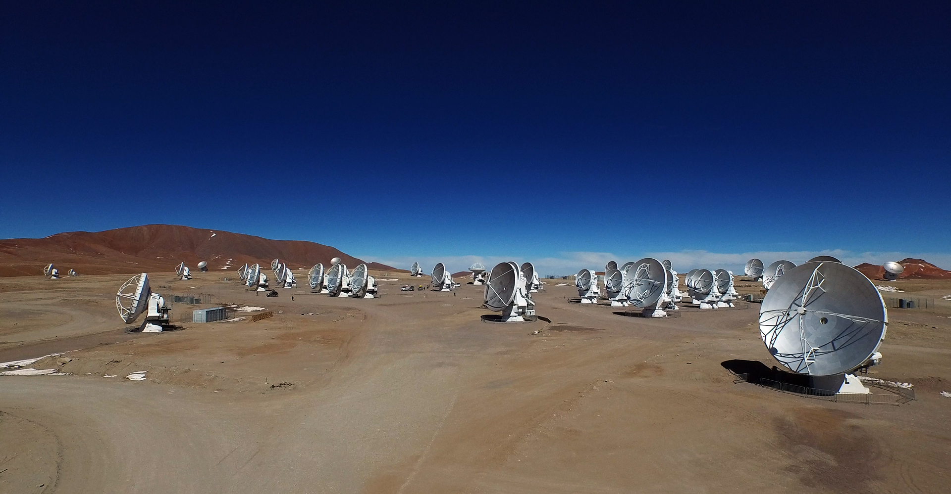 Antenas do observatório ALMA, uma das infraestruturas que participa na colaboração Event Horizon Telescope.