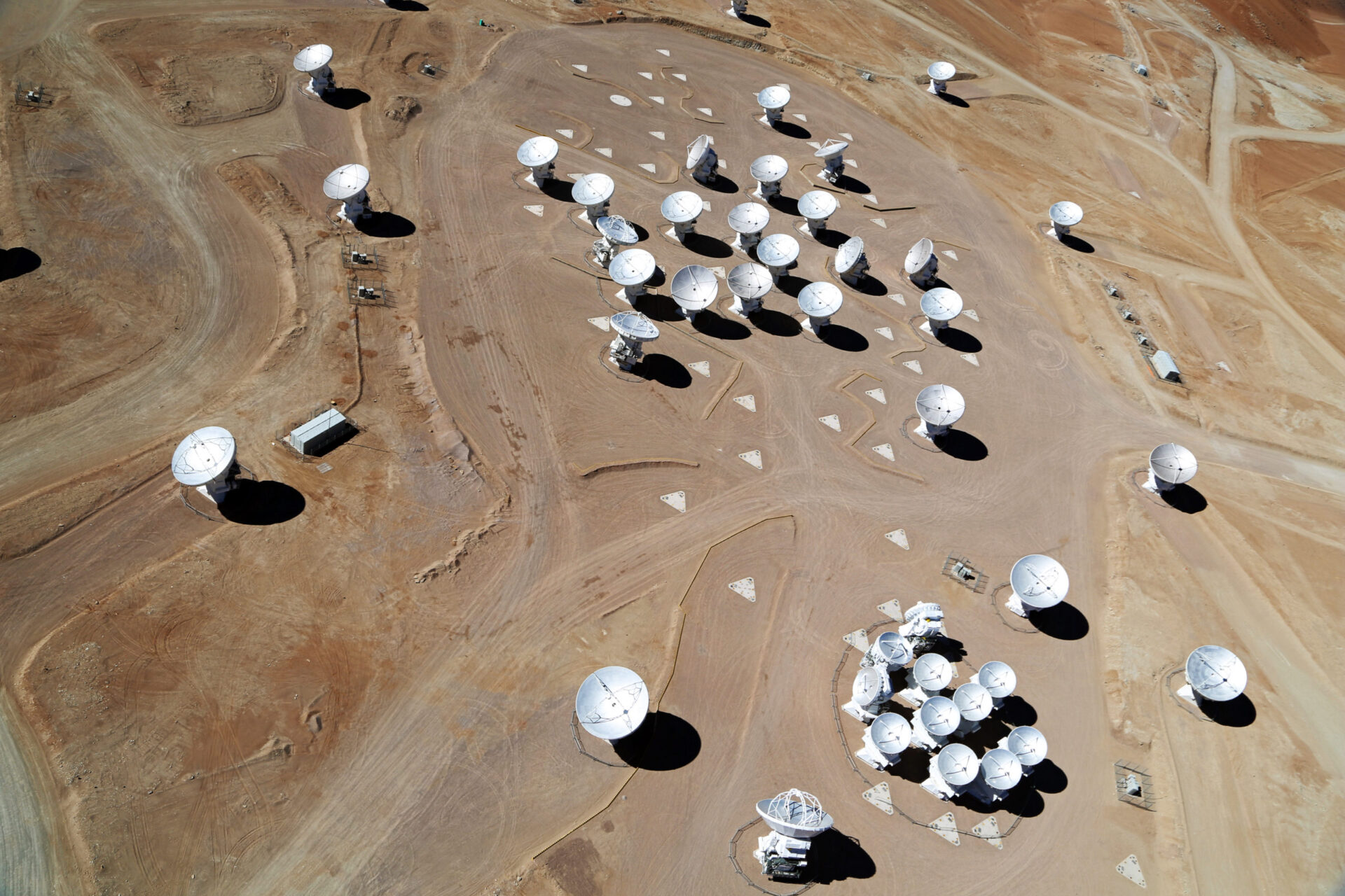 Esta impresionante imagen aérea del conjunto de ALMA