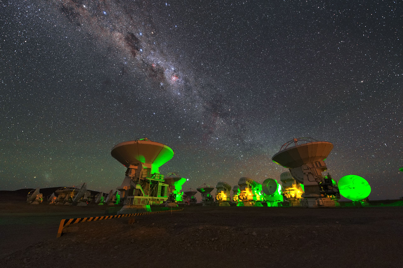 <p>A whole group of ALMA antennas was collected on this UHD image, while they are observing the night sky.</p>
