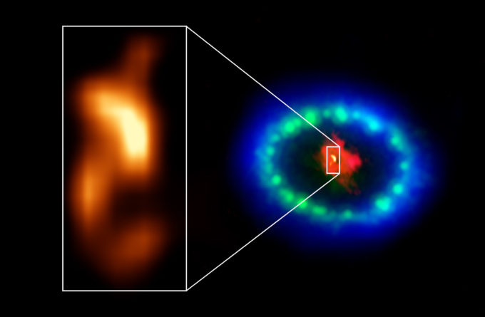Las imágenes en resolución extremadamente alta de ALMA revelaron una “mancha” caliente en el polvoriento núcleo de Supernova 1987A. En rojo se muestra el gas frío presente en el centro del remanente de supernova observado en longitudes de onda de radio por ALMA. En verde y azul se muestra la onda de choque en expansión generada por la explosión que entra en colisión con un anillo de material presente alrededor de la supernova. El color verde representa el brillo de la luz visible capturada por el telescopio espacial Hubble, de la NASA. El azul revela la presencia de gas más caliente según los datos obtenidos por el Observatorio Chandra de Rayos X, de la NASA. Al principio el anillo empezó a brillar por efecto del destello de luz emanado de la explosión original. En los años posteriores, el material del anillo aumentó considerablemente su brillo al recibir el golpe de la onda de choque. Créditos: ALMA (ESO/NAOJ/NRAO), P. Cigan y R. Indebetouw; NRAO/AUI/NSF, B. Saxton; NASA/ESA
