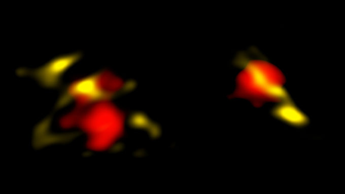 Imagen de dos galaxias con mucho polvo obtenidas con ALMA - Estas son dos galaxias del Universo primitivo observadas con ALMA en ondas de radio. Se consideran más maduras que primordiales porque contienen grandes cantidades de polvo (en amarillo). ALMA también reveló la presencia de gas (en rojo), a partir del cual se puede estudiar la formación de estrellas y los movimientos de las galaxias opacadas por el polvo. Créditos: B. Saxton NRAO/AUI/NSF, ALMA (ESO/NAOJ/NRAO), equipo de ALPINE