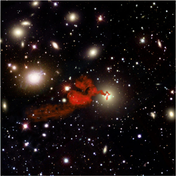 La compleja coreografía de partículas relativistas en NGC 1272