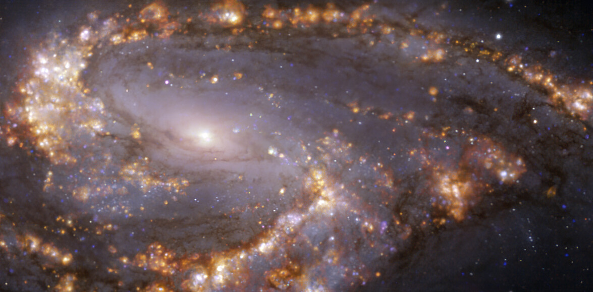 Esta imagen, tomada con el instrumento MUSE (Multi-Unit Spectroscopic Explorer, explorador espectroscópico multi-unidad), instalado en el Very Large Telescope (VLT) de ESO, muestra la cercana galaxia NGC 3627. NGC 3627 es una galaxia espiral localizada aproximadamente a 31 millones de años luz de la Tierra, en la constelación de Leo. La imagen es una combinación de observaciones realizadas en diferentes longitudes de onda de luz para mapear poblaciones estelares y gas caliente Los resplandores dorados corresponden principalmente a nubes de hidrógeno ionizado, oxígeno y gas de azufre, lo cual marca la presencia de estrellas recién nacidas, mientras que las regiones azuladas del fondo revelan la distribución de estrellas ligeramente más viejas. La imagen fue tomada como parte del proyecto Physics at High Angular resolution in Nearby GalaxieS (PHANGS), que realiza observaciones de alta resolución de galaxias cercanas con telescopios que operan en todo el espectro electromagnético. Crédito: ESO/PHANGS