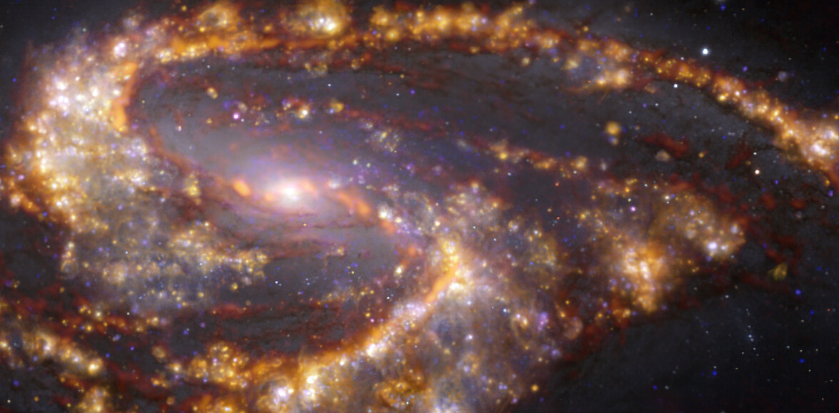 Esta imagen de la cercana galaxia NGC 3627 se obtuvo combinando las observaciones tomadas con el instrumento MUSE (Multi-Unit Spectroscopic Explorer, explorador espectroscópico multi-unidad), instalado en el Very Large Telescope (VLT) de ESO y con el Atacama Large Millimeter/submillimeter Array (ALMA), del que ESO es socio. NGC 3627 es una galaxia espiral localizada aproximadamente a 31 millones de años luz de la Tierra, en la constelación de Leo. La imagen es una combinación de observaciones realizadas en diferentes longitudes de onda de luz para mapear poblaciones estelares y gas. Las observaciones de ALMA están representadas en tonos parduzco-anaranjados y resaltan las nubes de gas molecular frío que proporcionan la materia prima a partir de la cual se forman las estrellas. Los datos de MUSE aparecen principalmente en dorado y azul. Los intensos resplandores dorados indican nubes cálidas formadas principalmente por hidrógeno ionizado, oxígeno y gas de azufre, lo que indica la presencia de estrellas recién nacidas, mientras que las regiones azuladas revelan la distribución de estrellas ligeramente más antiguas. La imagen fue tomada como parte del proyecto Physics at High Angular resolution in Nearby GalaxieS (PHANGS), que realiza observaciones de alta resolución de galaxias cercanas con telescopios que operan en todo el espectro electromagnético. Crédito: ESO/ALMA (ESO/NAOJ/NRAO)/PHANGS