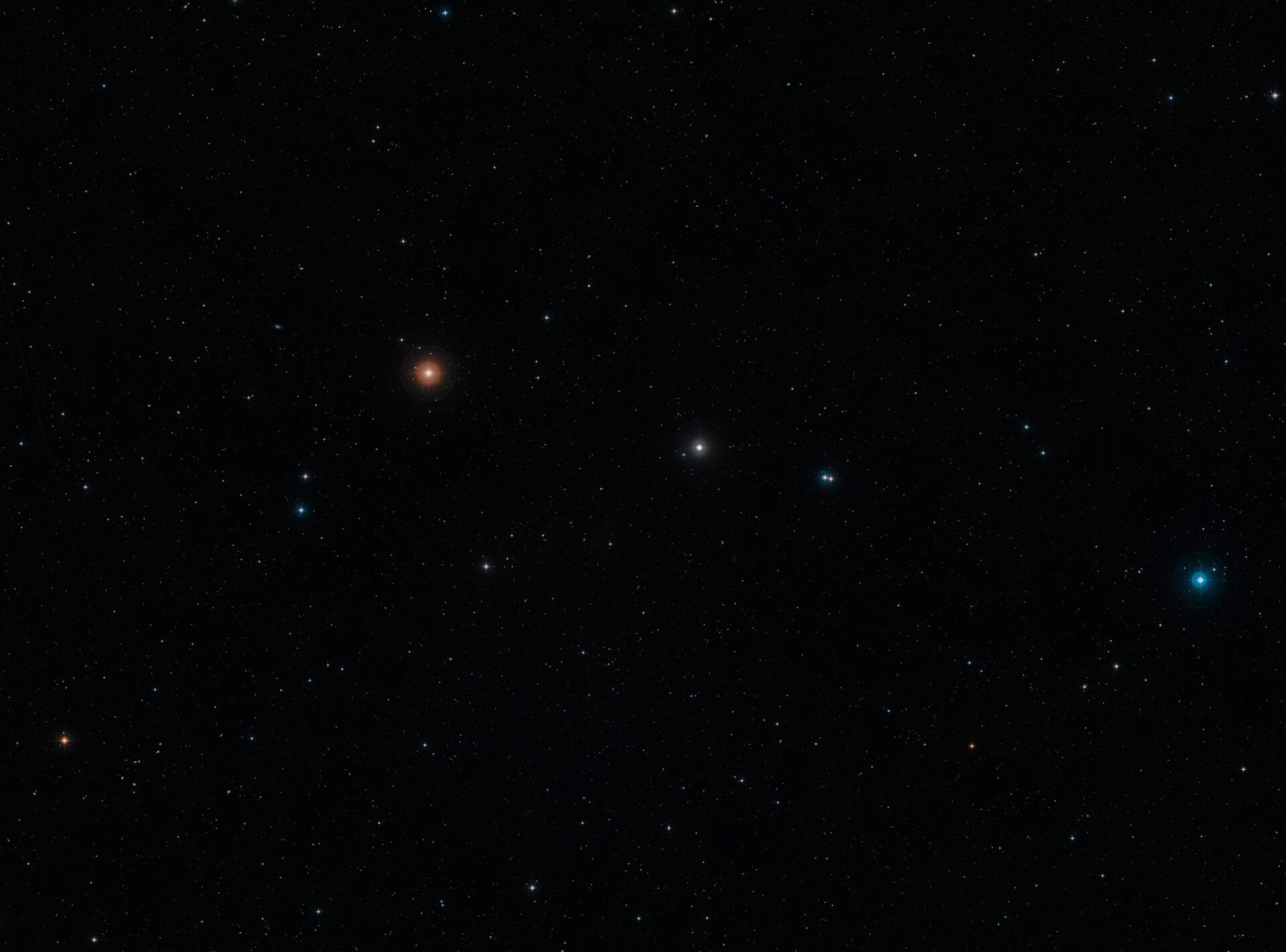 <p>Esta imagen de campo amplio en luz visible de la región del cielo donde se encuentra la remota galaxia NGP-190387 se creó a partir de imágenes del Digital Sky Survey 2. La galaxia, situada tan lejos que su luz tardó más de 12 mil millones de años en llegar hasta nosotros, está cerca del centro de la imagen. Aunque no pueden verse en esta imagen, muchas galaxias más cercanas se pueden observar con una vista de campo amplio.<br />
Crédito: ESO/Digitized Sky Survey 2. Acknowledgement: Davide De Martin</p>
