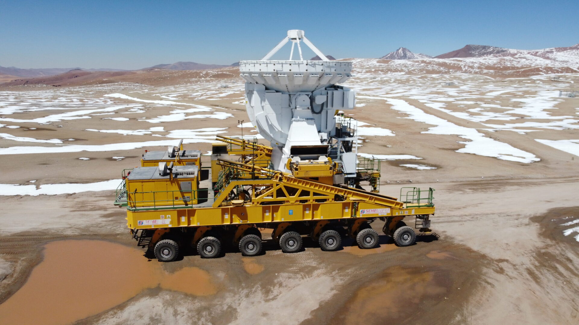 <p>Después de una tormenta de nieve, el transportador de antenas Lore vuelve a sus tareas habituales en el llano de Chajnantor (5.000m de altitud).<br />
Crédito: Juan Carlos Rojas - ALMA (ESO/NAOJ/NRAO)</p>
